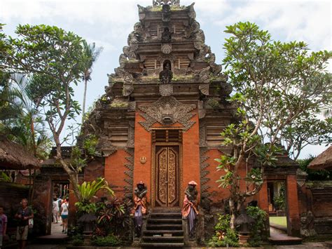 Ubud city – Ubud Palace, Pura Saraswati and Museum Pura Lukisan - Sonya ...