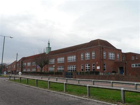 Charminster: Bournemouth School © Chris Downer cc-by-sa/2.0 :: Geograph Britain and Ireland