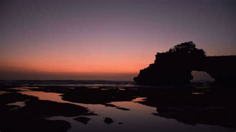 Tanah Lot Temple Sunset: Experience Bali's Must-See Attraction