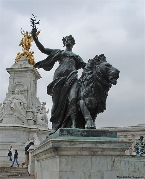 Monuments outside of Buckingham Palace. | Buckingham palace, Monument ...