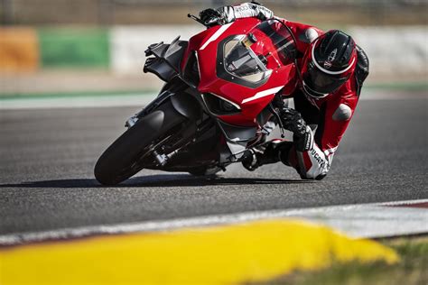 Ducati’s Superleggera V4 First Look | Cycle World