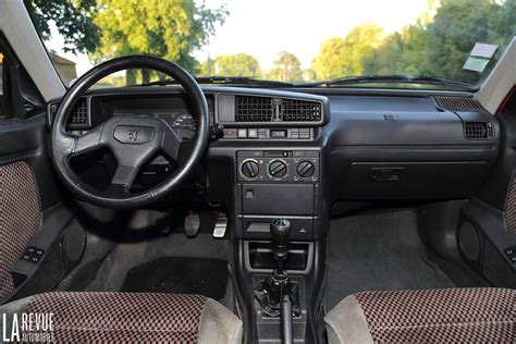 Photo Peugeot 405-MI16 Interieur / Exterieur année: 1992