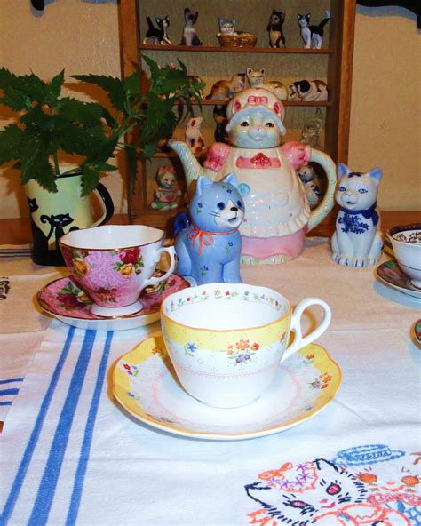 DOWAGER QUEEN: Kitty Cat Tea Party