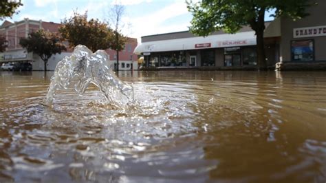 Grand Forks, B.C., residents work to save properties from flooding ...