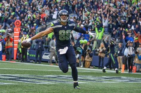 Seattle Seahawks tight end Jimmy Graham (88) scores a touchdown with 21 seconds left to beat ...