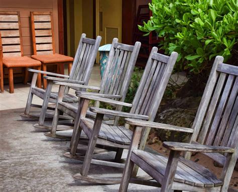 CRACKER BARREL ROCKING CHAIRS: THE RUSTIC DESIGN ESSENTIAL