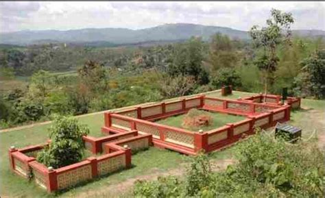 Jeevan's KALLI VALLI : Pazhassi Raja Tomb