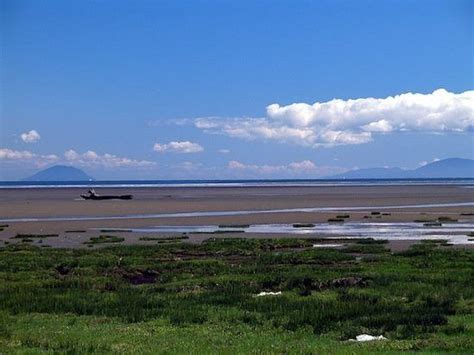 boundary bay beach Vancouver, Millionaires Row, Bay Park, Gravel Path, Cascade Mountains, Sunny ...