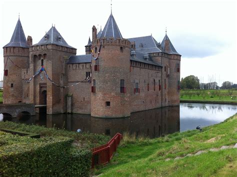 Tiptoe through the tulips with me!: Muiderslot Castle and Naarden