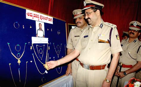 Bangalore : Jewellery and LPG kits recovered by Bangalore City Police