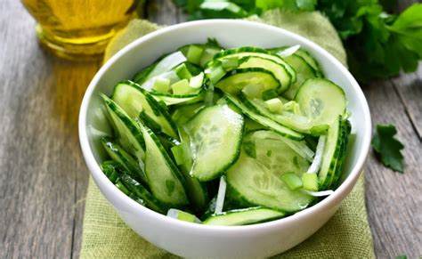 12 receitas de salada de pepino para quem gosta de praticidade