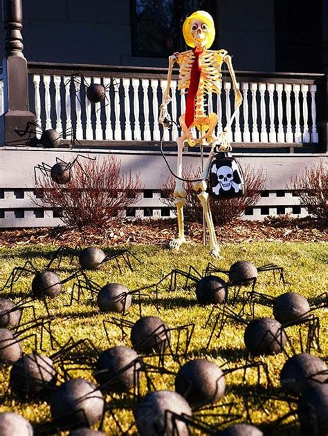 Over 19 Hilarious Skeleton Decorations For Your Yard on Halloween