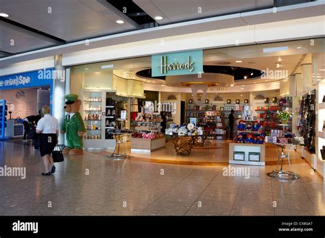 Heathrow Airport Shops, Terminal, UK Stock Photo - Alamy