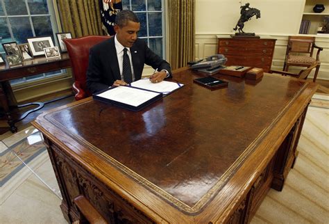 White House Oval Office Desk / White House Oval Office Is Redecorated ...