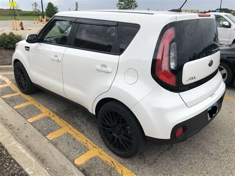 ‪Black & white 2017-2019 Kia Soul base model with aftermarket wheels. It even looks like they ...