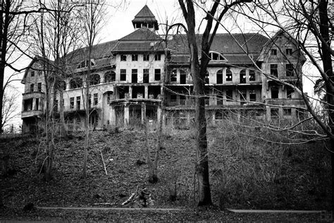 The Haunted House / Das Geisterhaus – The Searchlight