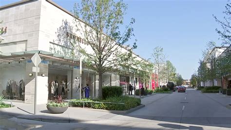 New luxury shopping center opens up in River Oaks area - ABC13 Houston