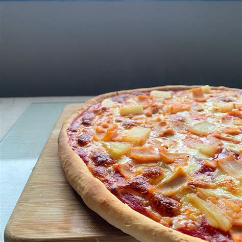 Pineapple lovers where you at, my attempt at a hawaiian pizza : r/FoodPorn