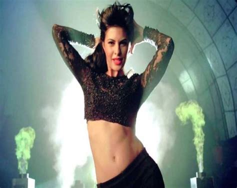 Jacqueline Fernandez Navel in Kick Hindi Movie - Chinki Pinki