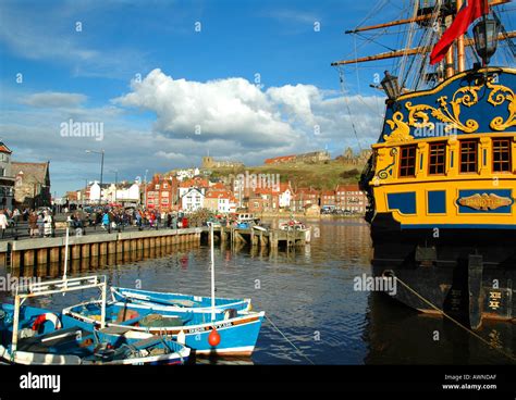 whitby harbour Stock Photo - Alamy