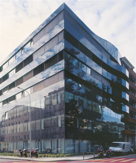 Corner Building / meier + associés architectes | ArchDaily