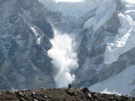 Everest Avalanche - Pictures, Photos & Images of Disasters - Science ...