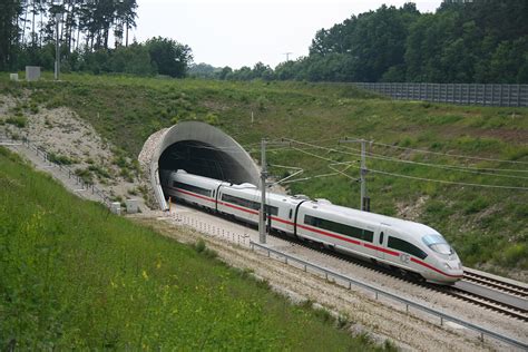 Structurae [en]: An ICE 3 high-speed train leaves the south exit of the ...