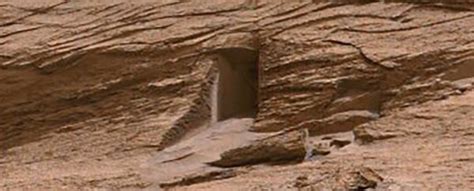 Spooky Discovery on Mars Looks Just Like an Alien Doorway : ScienceAlert