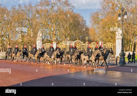 Buckingham palace guards horses hi-res stock photography and images - Alamy