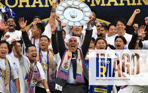 Manager Kevin Muscat and Yokohama F. Marinos players celebrate for ...