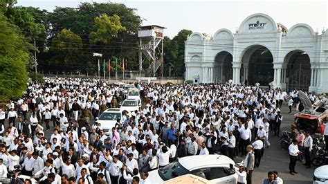 Sahara Group founder Subrata Roy’s last rites performed by grandsons - Hindustan Times