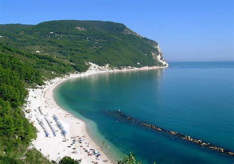 Conero, Sirolo, Spiaggia dei sassi neri | Most beautiful beaches, Beaches in the world, La riviera