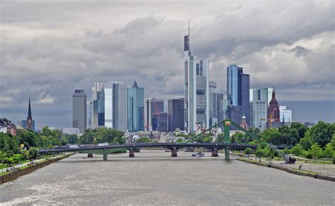 File:Frankfurt-Skyline-von-Deutschherrnbrücke-2-a.jpg - Wikimedia Commons