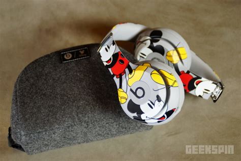 Unboxing Mickey’s 90th Anniversary Edition Beats Solo3 Wireless headphones - GEEKSPIN