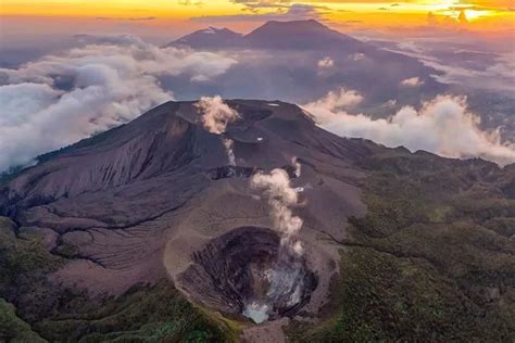 UPDATE 22 Hikers Found Dead and 16 Identified, After Mount Marapi Eruption in Sumatera | Social ...