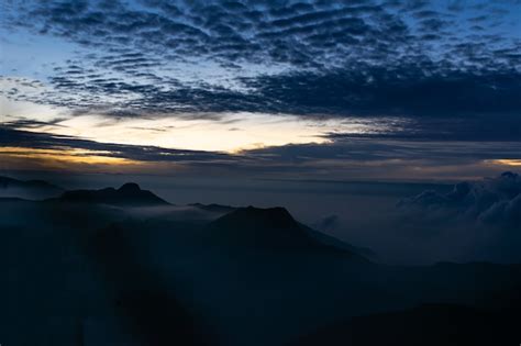 Premium Photo | Sunrise from adams peak or sri pada mountain, sri lanka