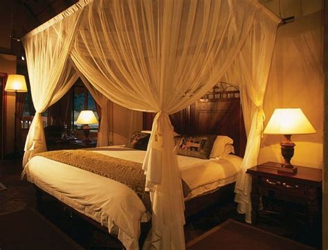 Lovely Romantic Canopy Bed Design Ideas For Your Bedroom 03 - HMDCRTN