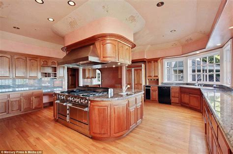 Luxury Kitchen Design for Big Mansions