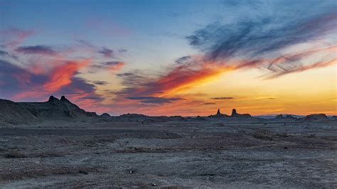 'Ghost Town' in Xinjiang desert boasts splendorous sunset - CGTN