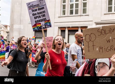 Protesters holding protest signs hi-res stock photography and images ...