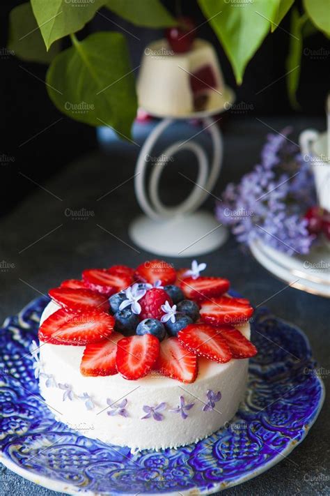 Vanilla mousse cake with berries | Vanilla mousse, Mousse cake, Cake