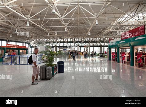 Rome Fiumicino Leonardo da Vinci airport terminal 3 interior Stock ...