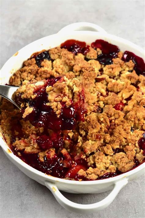 Mixed Berry Crumble (With Streusel Topping) - Alphafoodie