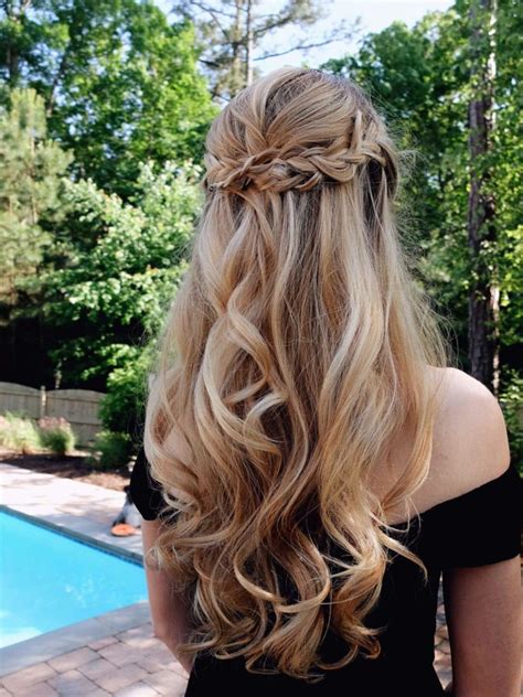 20 Attractive Curly Hairstyles for Prom