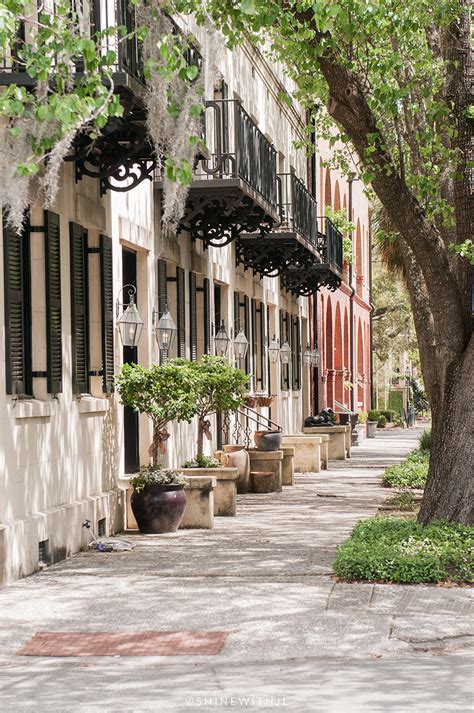 savannah-historic-district-homes-matching-lanterns – SHINEwithJL