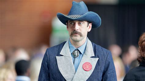 NFL: Aaron Rodgers wears Canadian tuxedo for Packers' trip to Winnipeg