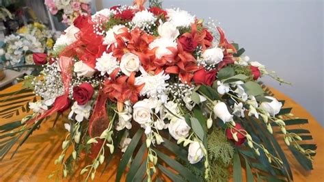 Learn how to make a casket spray funeral arrangement with freash flowers. Step by step tutorial ...