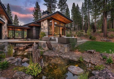 Modern home celebrates indoor-outdoor living in Sierra Nevada Mountains | Mountain home exterior ...