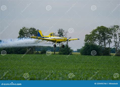 Crop Duster Plane in Flight Spraying Over Field Editorial Photo - Image ...