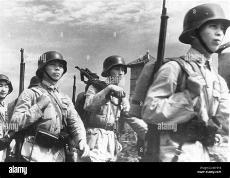 Soldiers of the Chinese army on the march during the Second World War. March 1942 Stock Photo ...